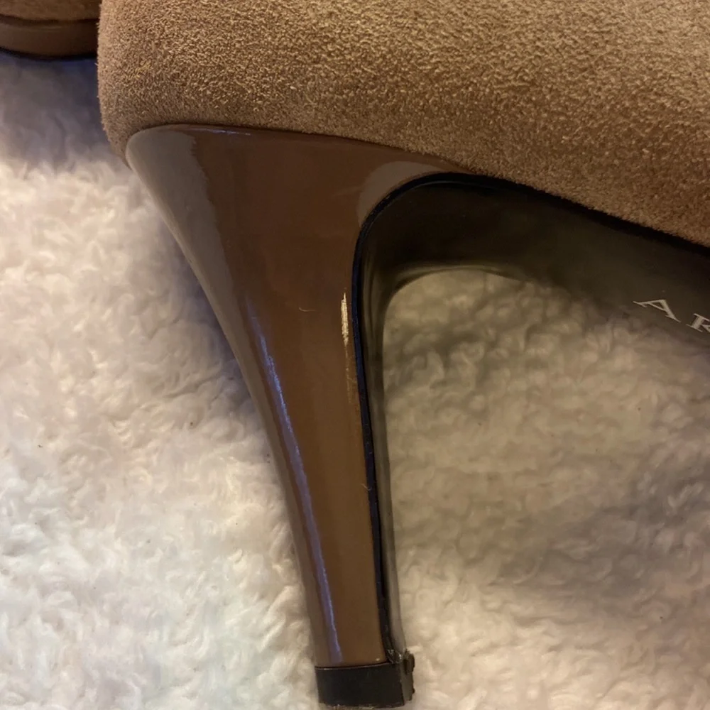 Anne Klein Winterlyn Tan Leather Upper Suede 3.5” Patent Heel EUC Size 8.5
